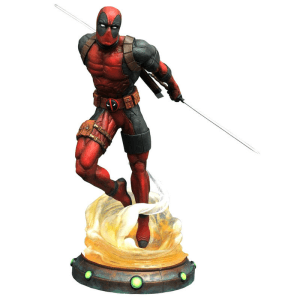 Figura Marvel Deadpool con espadas de 23 cm