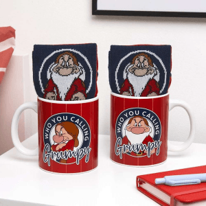 Set taza y calcetines GruI±on Blancanieves y los siete enanitos